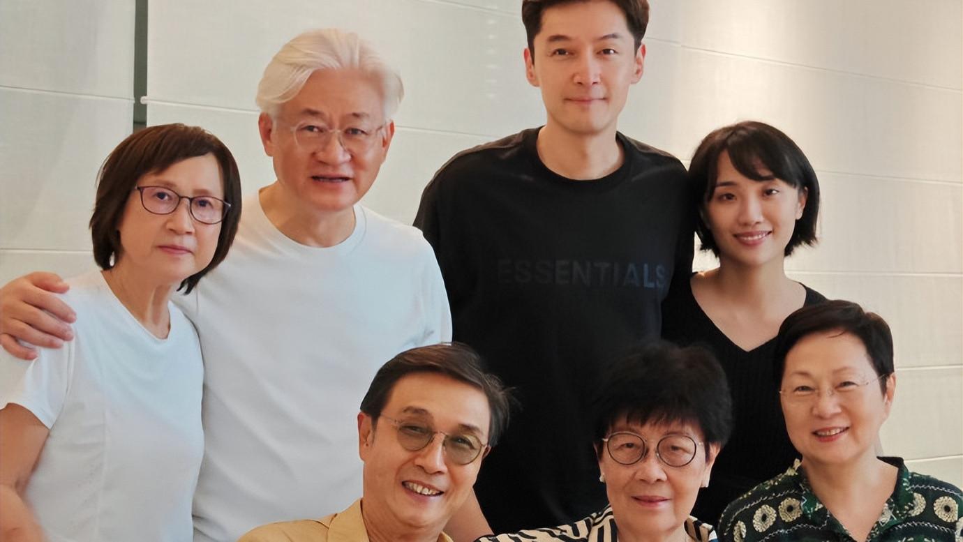 胡歌和老婆同框正面照，相互依偎，好有夫妻相