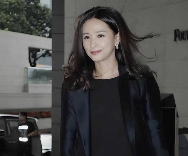 将“老公熬成爹”的5位女星,明明年龄差不多,看着却像两代人