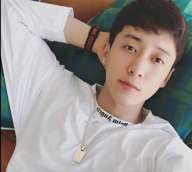 侯雯元的身上自带一种被自己迷得神魂颠倒的气质，演技精湛！