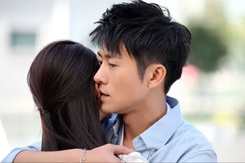 亲妈干妈都是导演，20年捧不红他，却不料在娶女导演改名后火了！