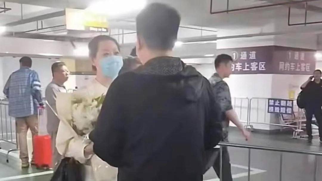 赵本山妻子接机被拍，穿着低调却背豪包，皮肤白皙富态足不输27岁女儿