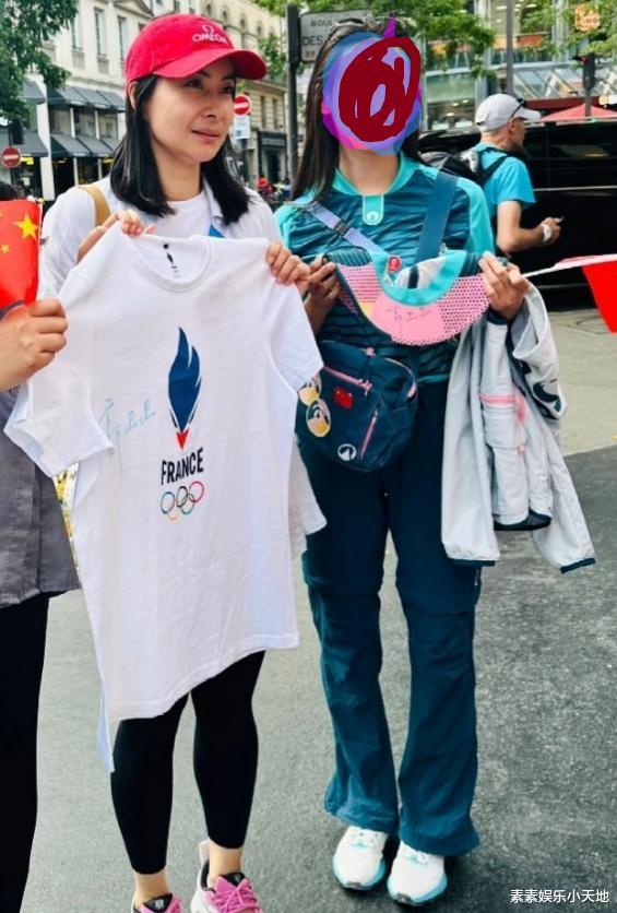 郭晶晶为志愿者合影签名,字迹漂亮可爱,在巴黎街头和网友聊天