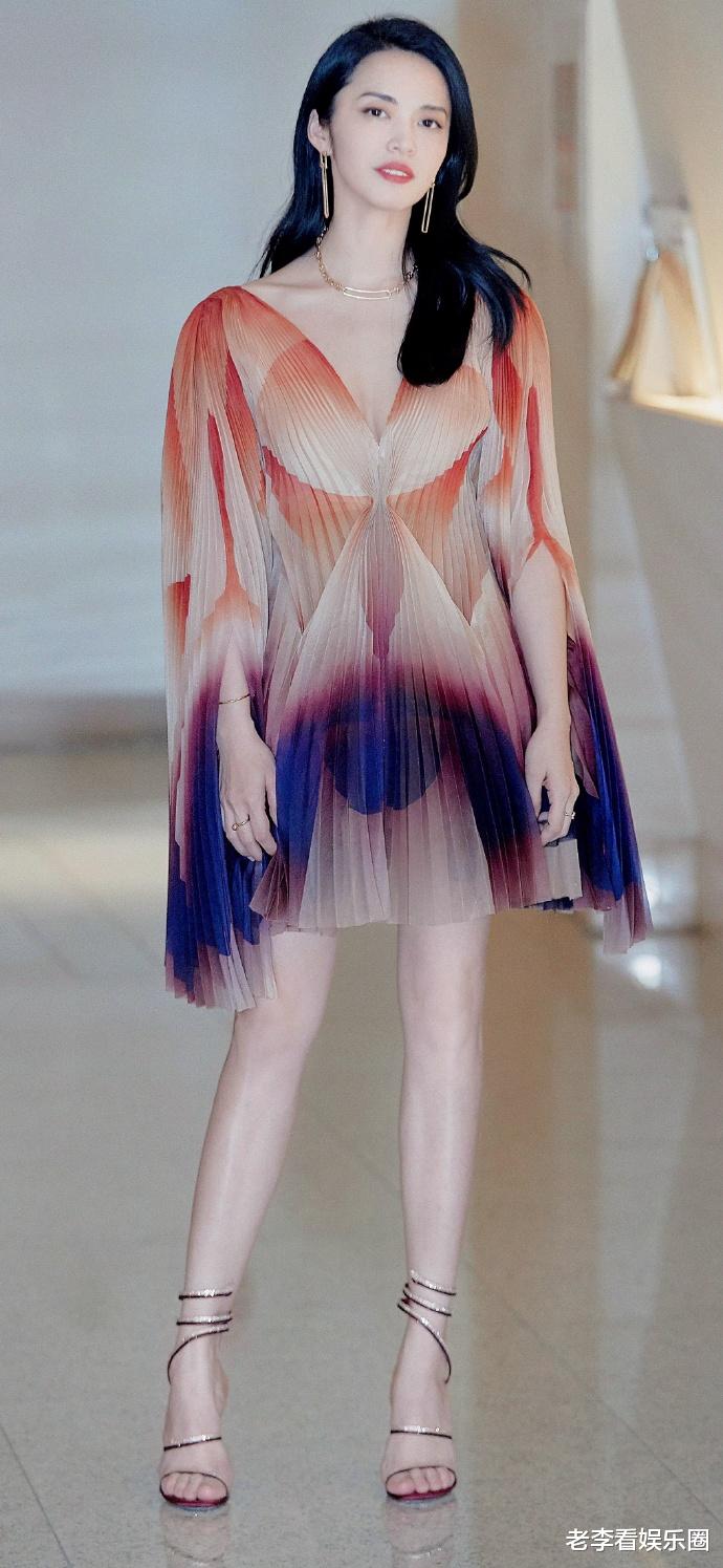 大长腿都拯救不了的颜值，万绮雯距离女神仅有一步之遥