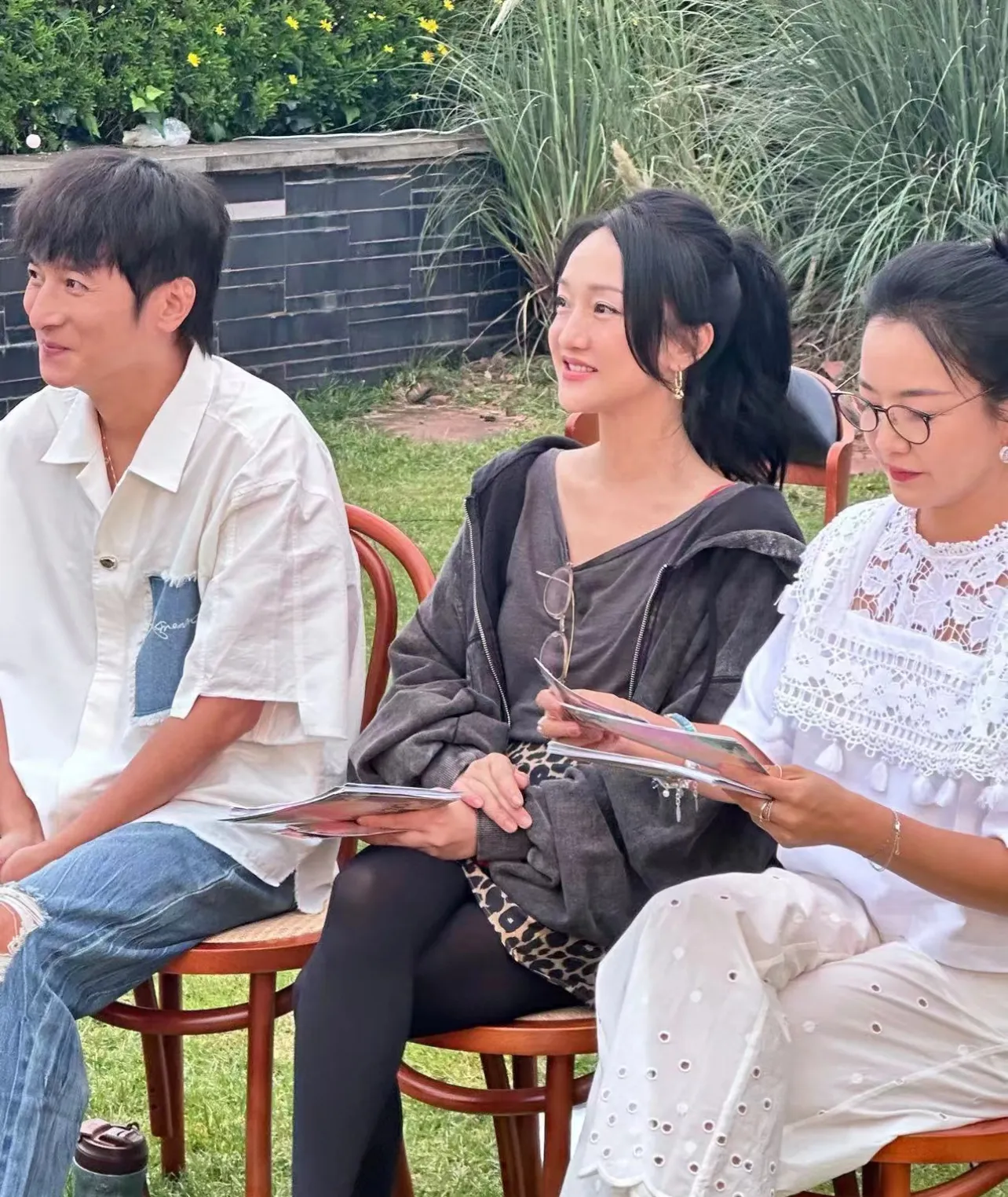 周迅被赞50岁正是迷死人的年纪，穿粉色薄纱吊带亮片裙，私服也美