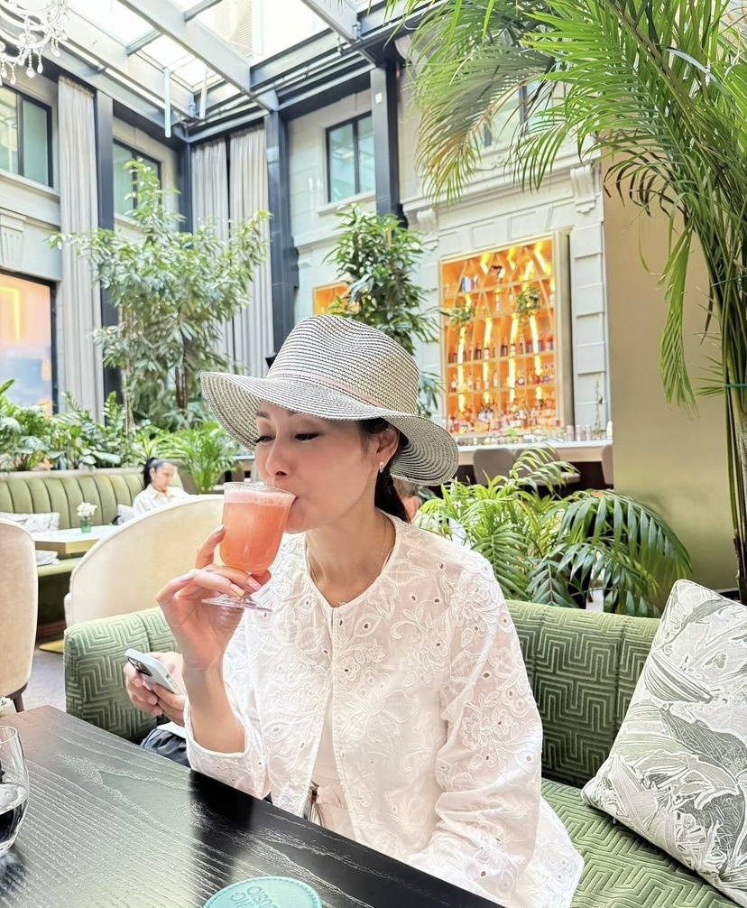 郭可盈一家游欧洲,打卡景点拍全家福,和老公林文龙愈发有夫妻相