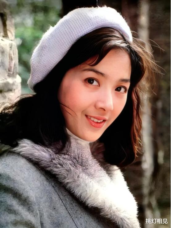 她被称为“大陆第一美人”,两大名导为其着迷,55岁活得像25岁