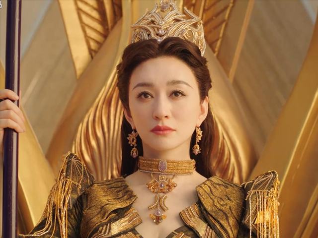 同演比比东,当“巫婆”妆朱珠撞上女王范李小冉,差距竟然这么大