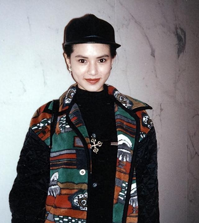 “雌雄同体”小龙女,被老头“白睡”10年,还倒贴上亿,下场唏嘘