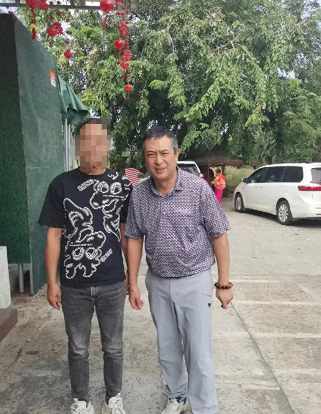 演员张嘉益海南被偶遇，老了很多头发花白，这腰又严重了吗