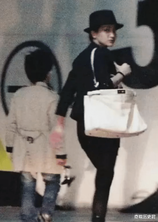 陈坤的儿子已成年,容貌开始显现母亲的基因,可以看得出像谁吗?