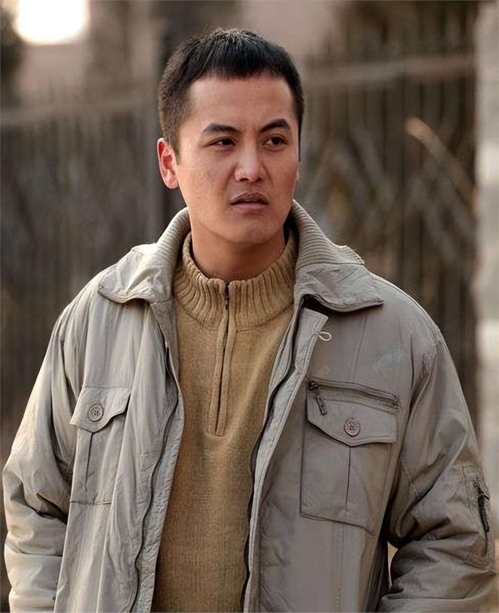 张嘉译每次拍戏都带上表弟,出道20年,表弟火了,张嘉译很欣慰