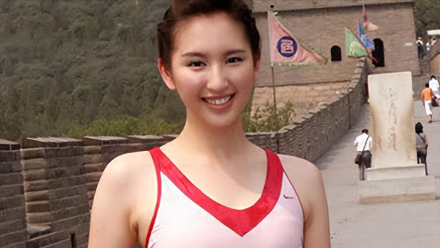 她曾是体操女神,退役后与大51岁的干爹谈恋爱,媒人竟是她爸爸!