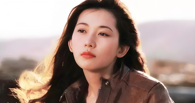 林志玲低调现身河南，简装牛仔裤亮相，捐赠60w助力小学教育