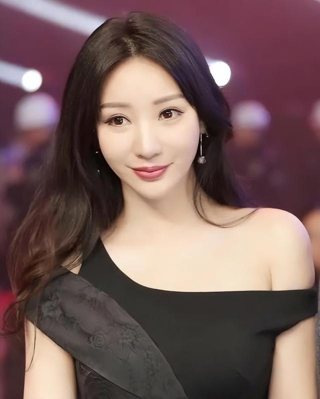 43岁“嫁不出去”的柳岩，到底是好牌打烂，还是家庭使然？