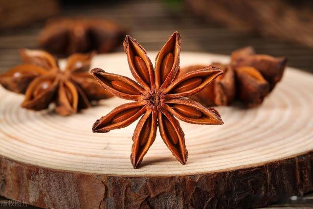 买八角:要看清“钩角”和“直角”,避免买到假八角,假八角有毒