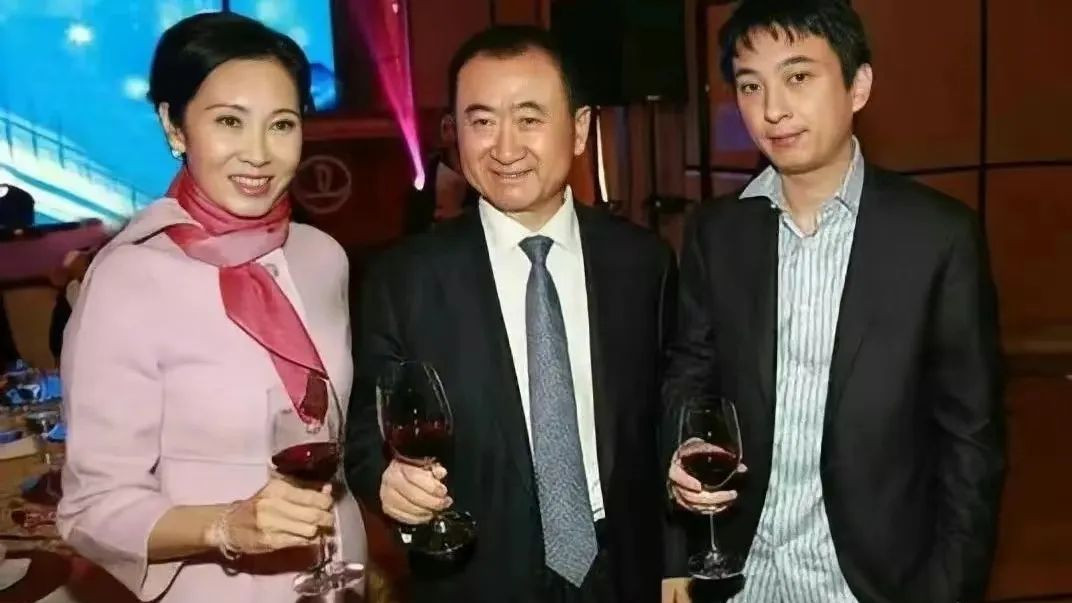 记者问王健林妻子：你也算是嫁入豪门了吧？林宁：我嫁给谁，谁就是豪门