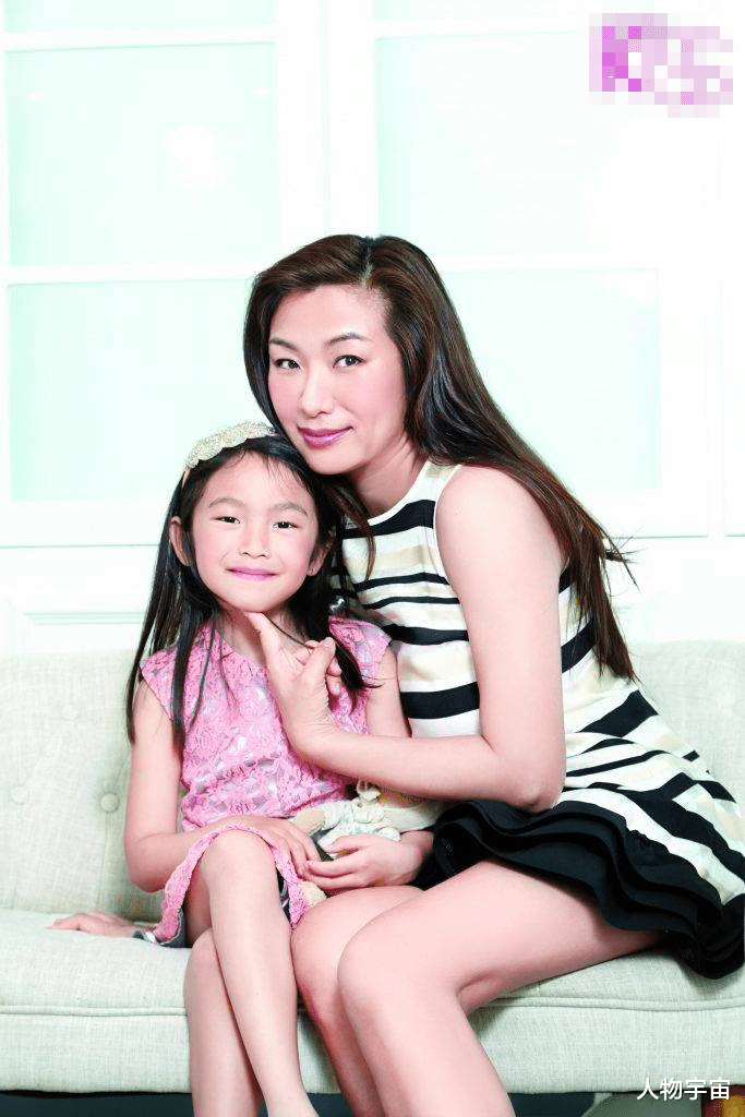 她是带球嫁帅哥最丑港姐，忽视丈夫却被深爱，培养女儿成马术精英