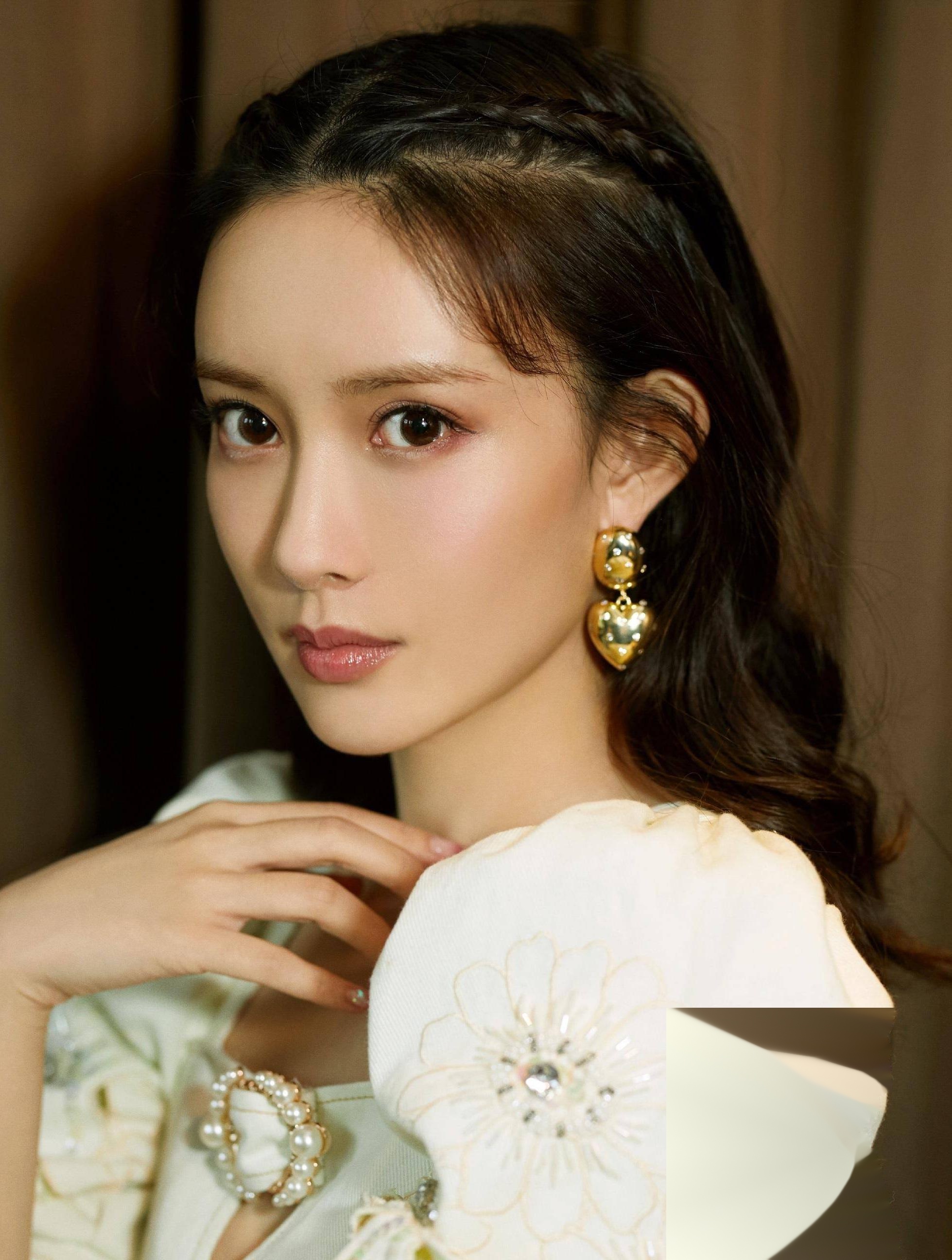 孟子义:太会了吧!故意抵住桌子大秀事业线,太懂流量了,孟姐