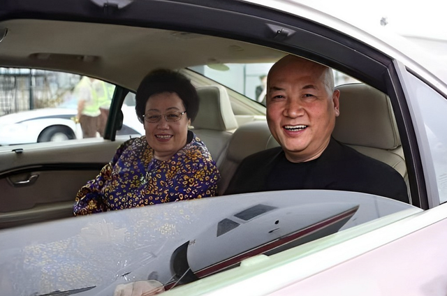 女首富陈丽华，年轻照片曝光，网友：好美，怪不得迟重瑞鞍前马后