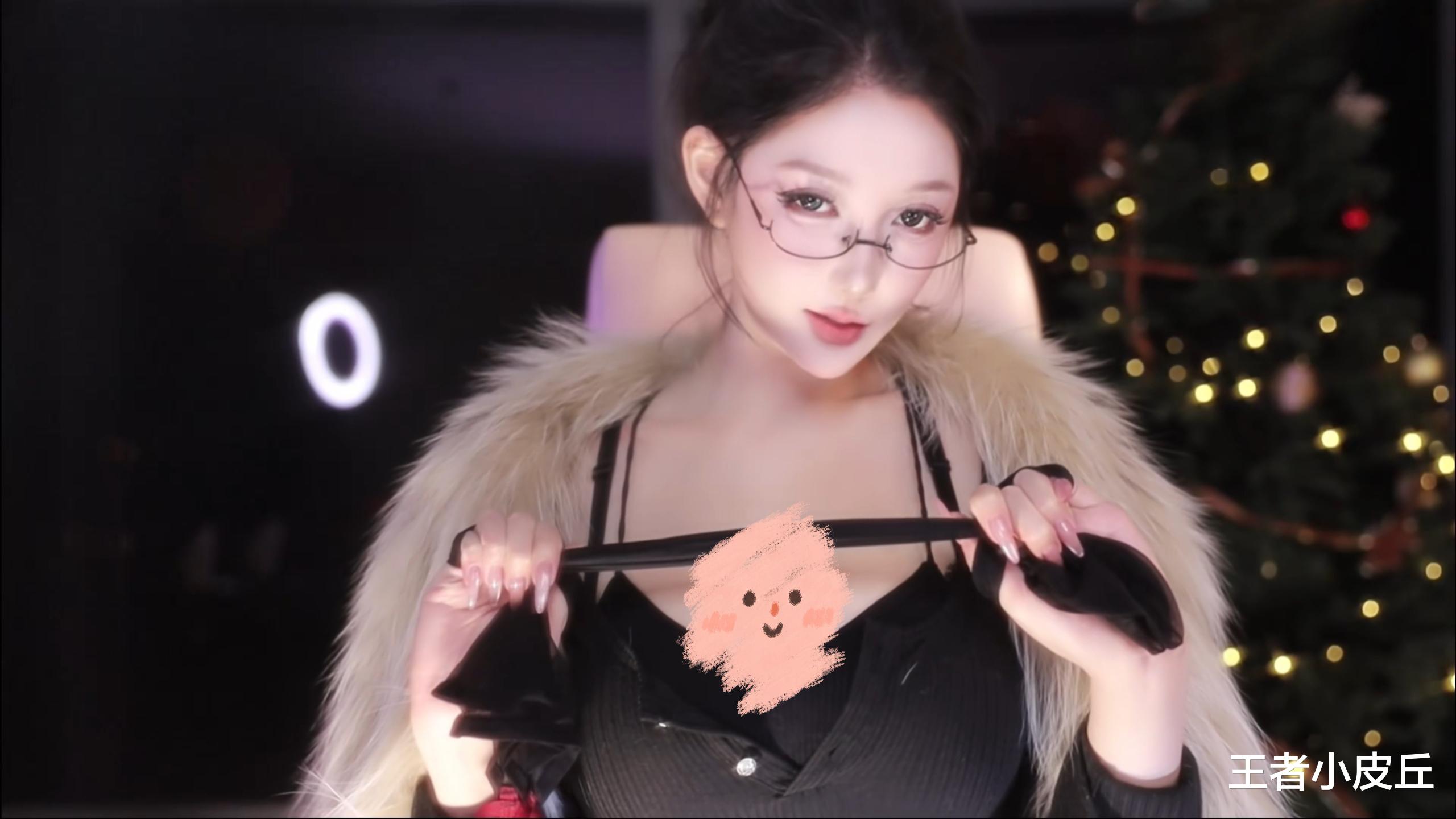 米娜首次表演“女王驾驭术”，结果场面一度失控，网友：这都不封？