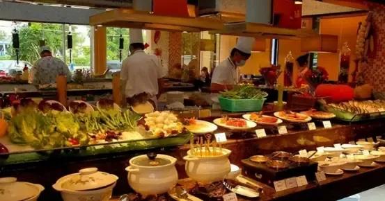 自助餐為何很容易就飽？消費者不知道，從一進門老板就玩“套路”