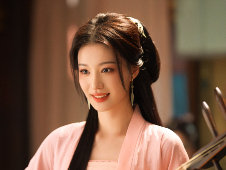 王楚然10年前原来长这样！和现在完全不像，网友直呼：这是整了？