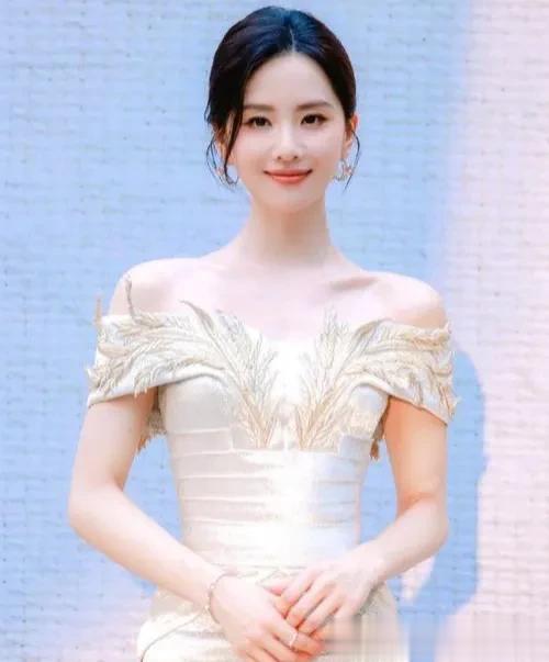 刘诗诗大胆宣言:T恤印字引爆全场目光