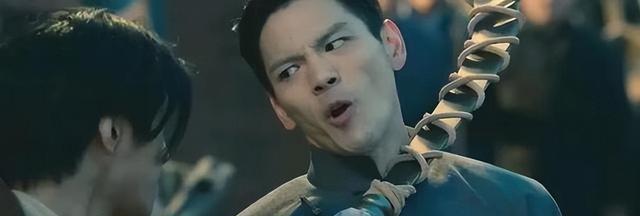 向华强参加萧敬腾婚礼，面部苍白四肢僵硬像蜡像，网友：儿子气的