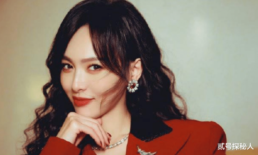 Vogue晚宴，刘诗诗杨幂热聊，完全不敢直视对面压轴刘亦菲