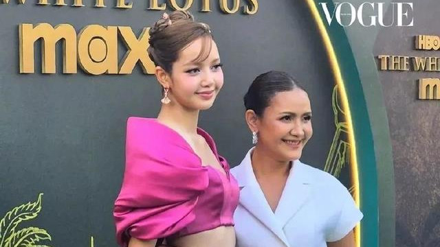 三公子现身泰国陪女友过情人节，Lisa身穿泰风礼服纯泰妆似人间芭比