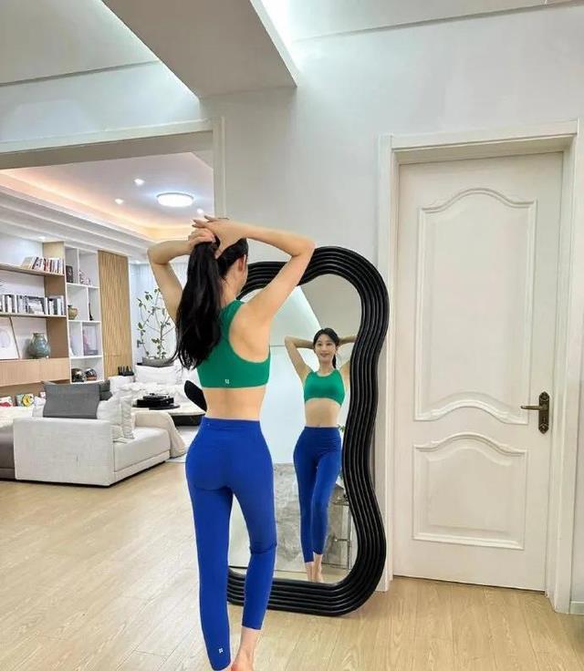 张俪已经平到有腹肌了