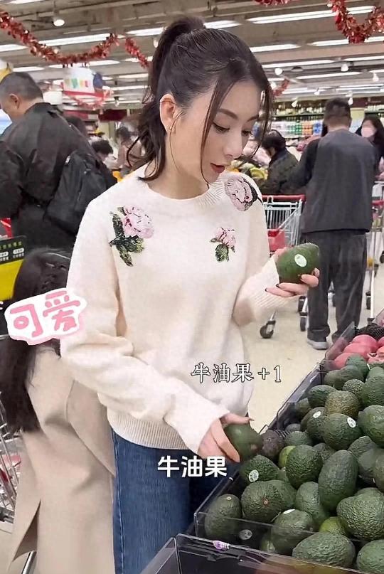 方媛低调逛超市，7岁大女儿贴心帮忙提袋，母女俩像极了姐妹！