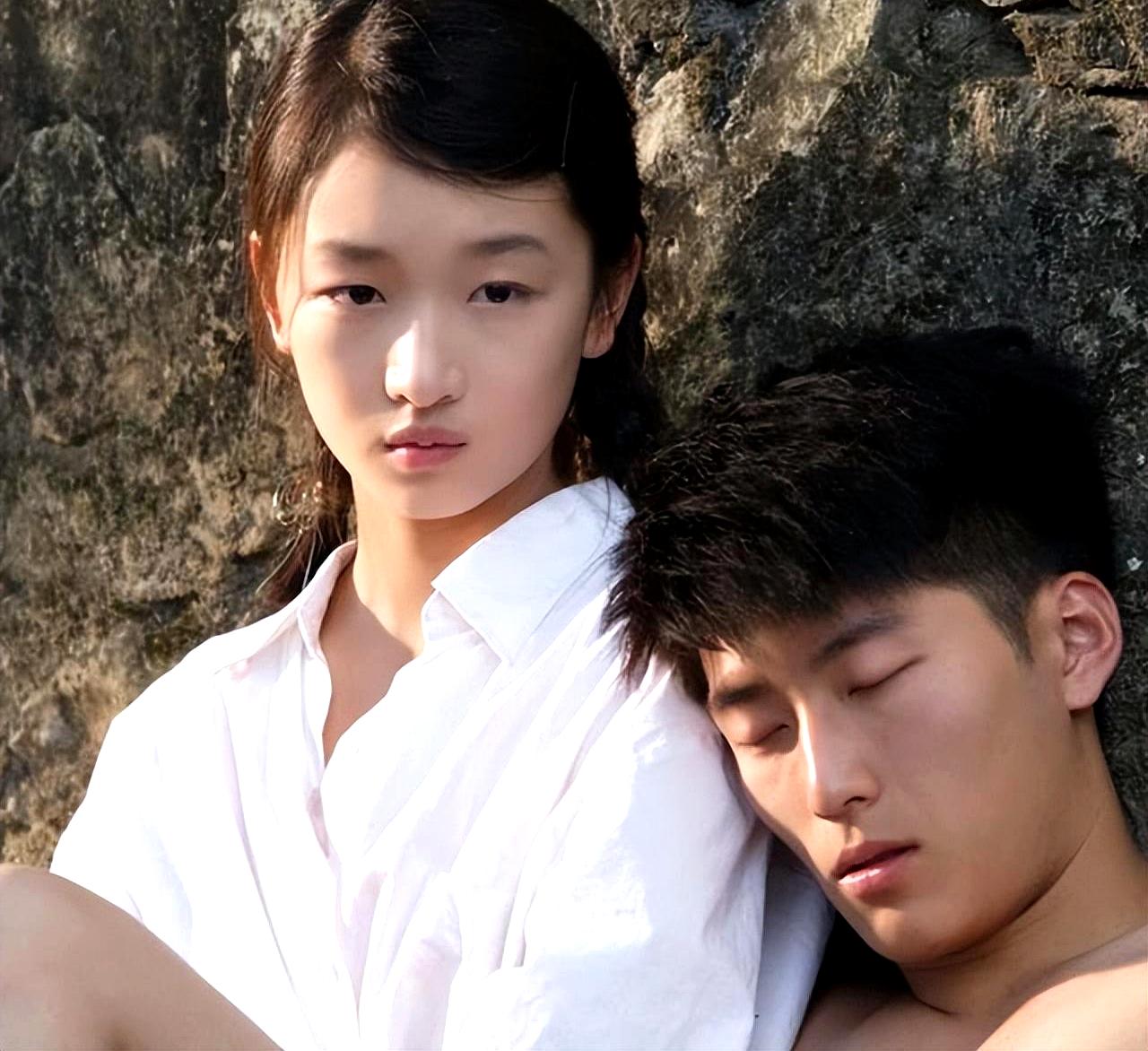 与男友玩“拔萝卜”不拉窗帘，从清纯到争议，她经历了什么？