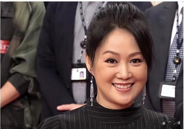 香港女星“古装皇后”宣布复出拍剧！身材发胖明显，被调侃变大妈