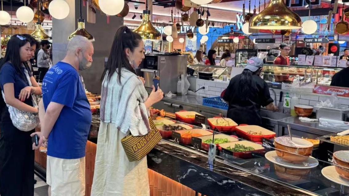 郭碧婷父女泰国旅游，郭爸爸剃光头大肚腩抢镜，模样大变老了不少