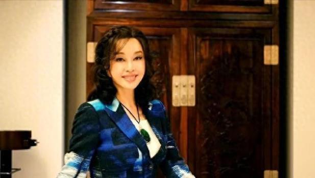 73岁刘晓庆再被小娇夫曝猛料，全程倒贴超廉价，网友：庆奶好倒霉