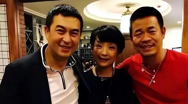 得罪杨坤20年不敢说话?如今再看,杨坤凉了,26岁登春晚的他火了