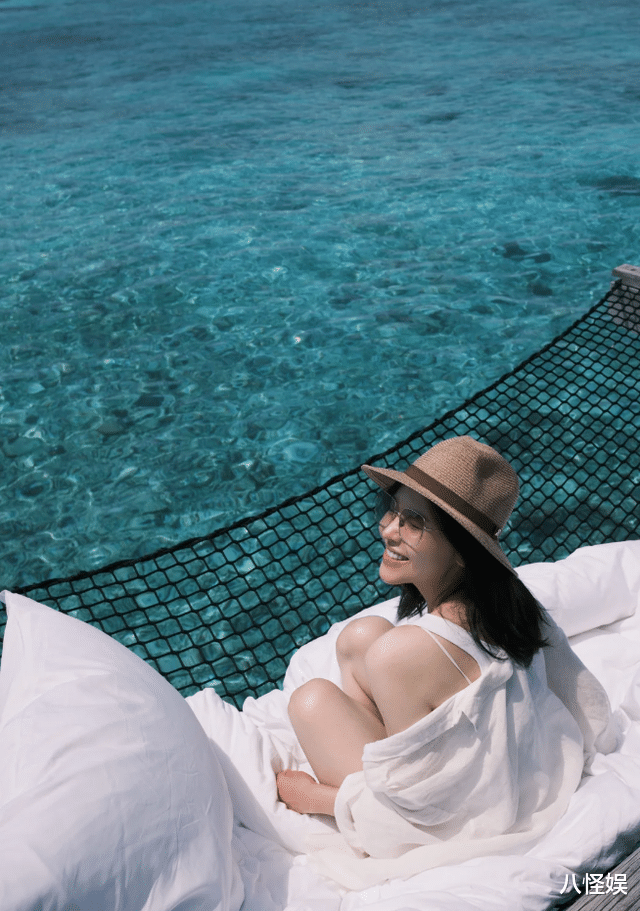 杨子姗一家度假,2岁女儿白又胖太喜人,吴中天寸步不离妻女好宠