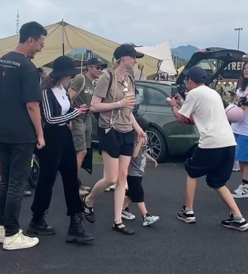 撒贝宁一家端午出游，开388万豪华房车引争议，网友质疑其收入