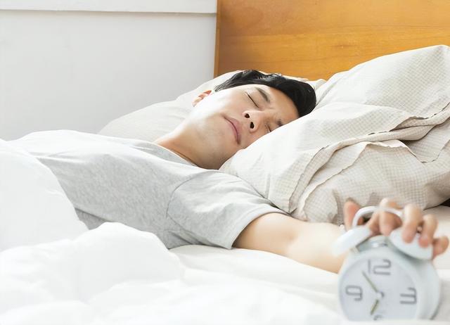 大家都被“8小时睡眠论”欺骗了？50岁后，最佳睡眠时长是多少？