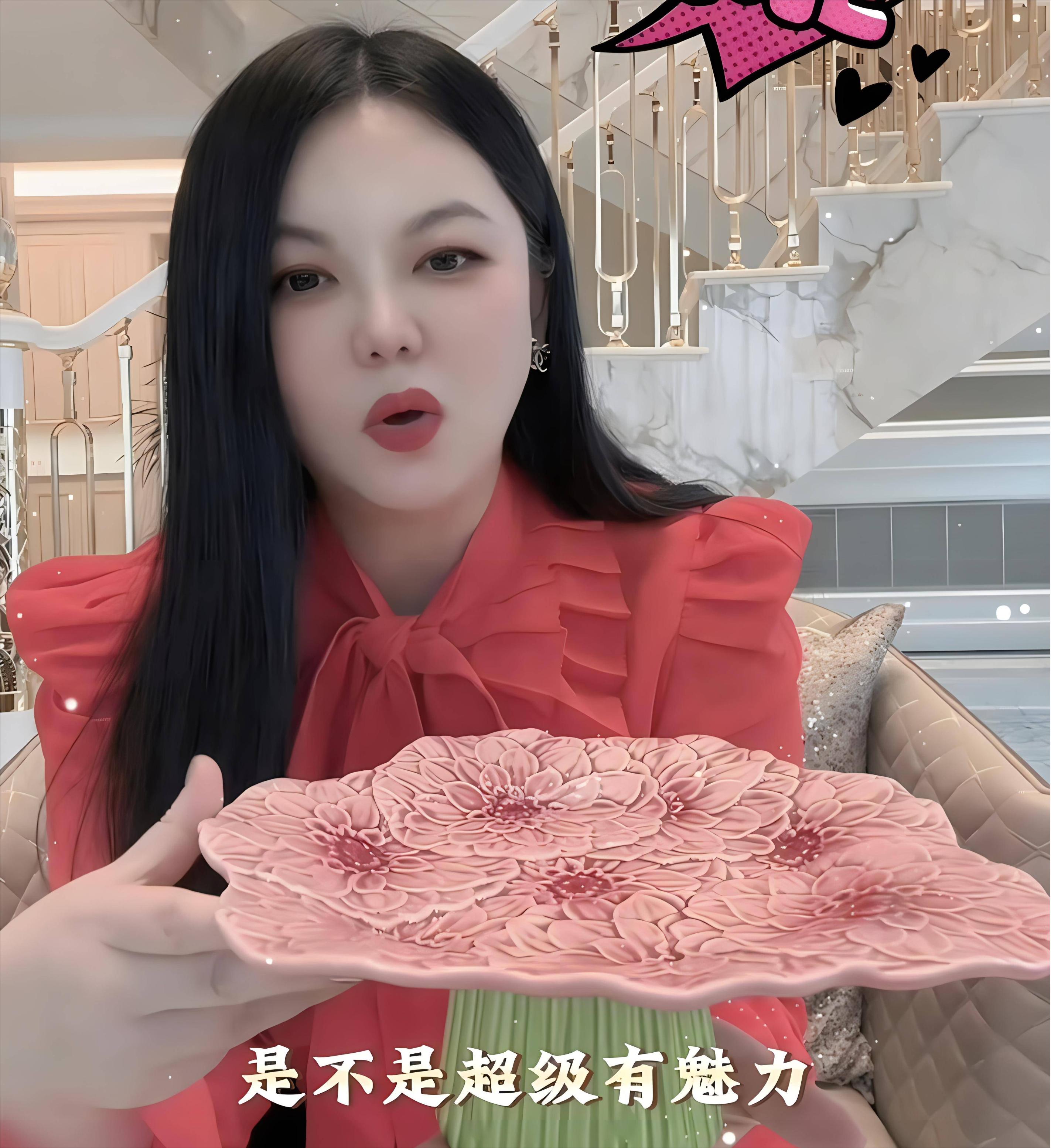 李湘携家人外出游玩，大佬范十足！疑获领导接待李湘敬酒很豪爽