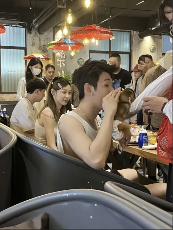 痞幼与梅尼耶旅游素颜图曝光，反差太大，网友：美颜技术救了他们