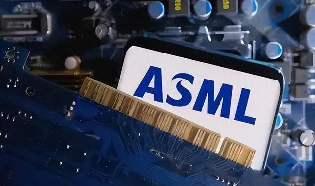 荷兰正式宣布,光刻机禁令再次升级,ASML:我们太自以为是了