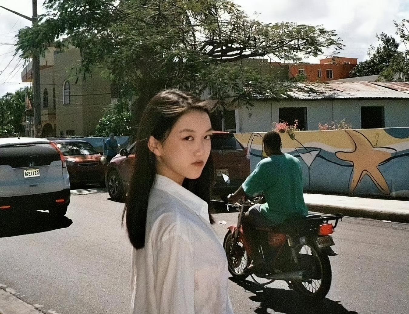 同样都是王菲的女儿，窦靖童和李嫣，她们的人生有何不同？