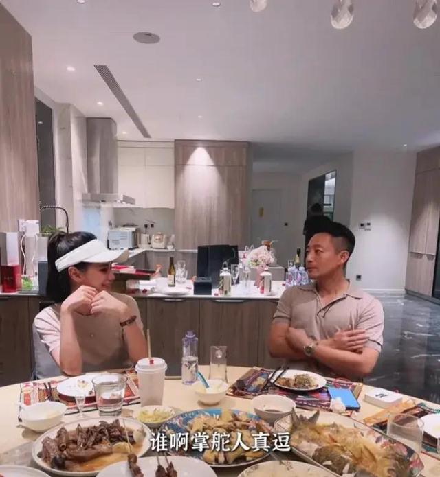汪小菲跟小梅去看张兰腿伤,闪大爷也来了,小菲调侃赶紧揉揉