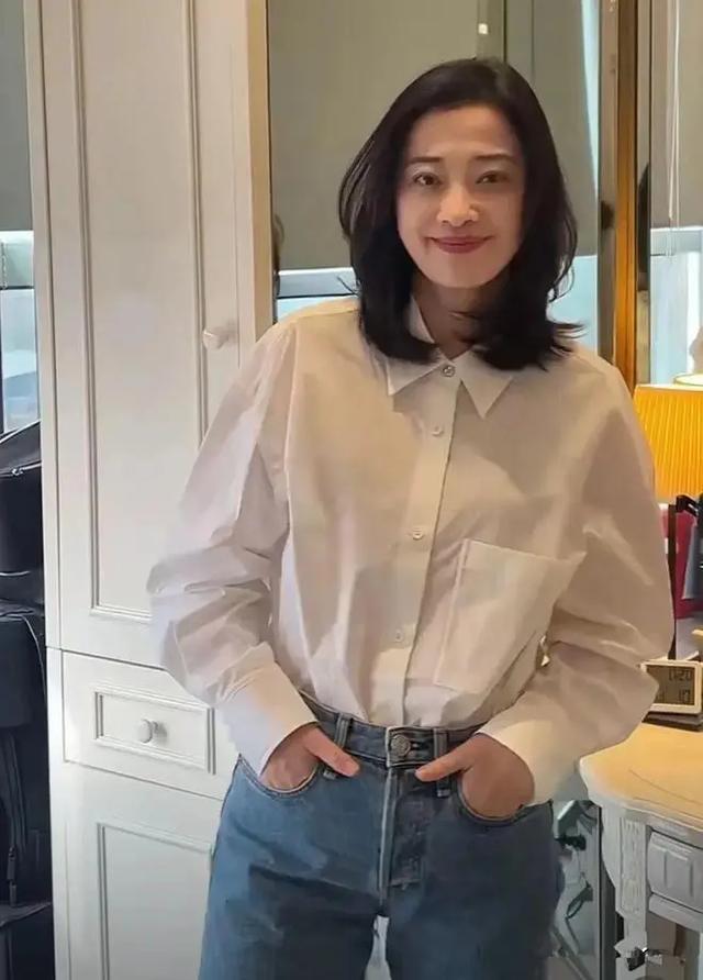 梅婷不光脸发腮松弛，剪短发烫卷立马有大妈味，跟农家大婶无异！