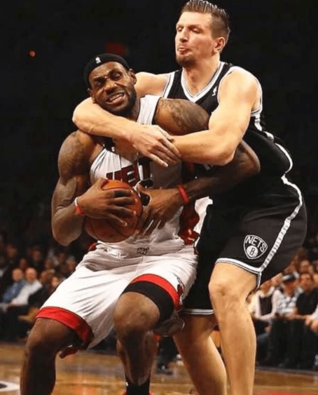 詹姆斯肌肉被誉为球员天花板，为何却几乎看不到胸肌和腹肌？