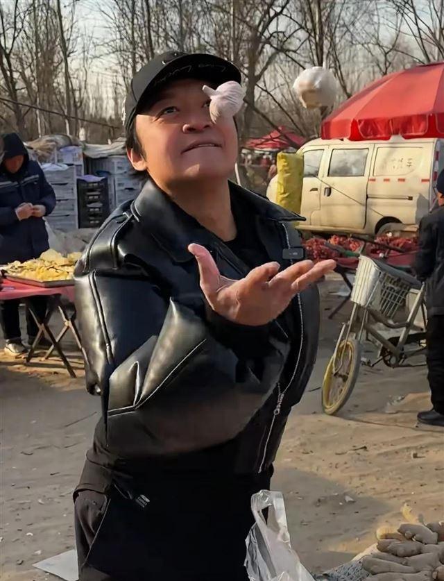 马景涛赶大集,买五块一捆的袜子接地气,自曝虽62了但没长老年斑!