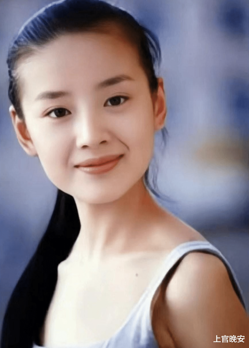 50岁的周迅和44岁的董洁同框，医美脸和天然脸的差别，一目了然