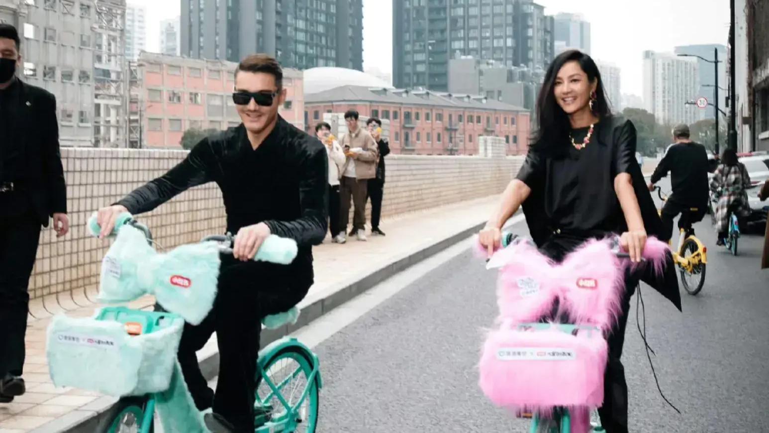 胡兵发文晒照为瞿颖庆生，与53岁瞿颖十指紧扣，余生想要一起走